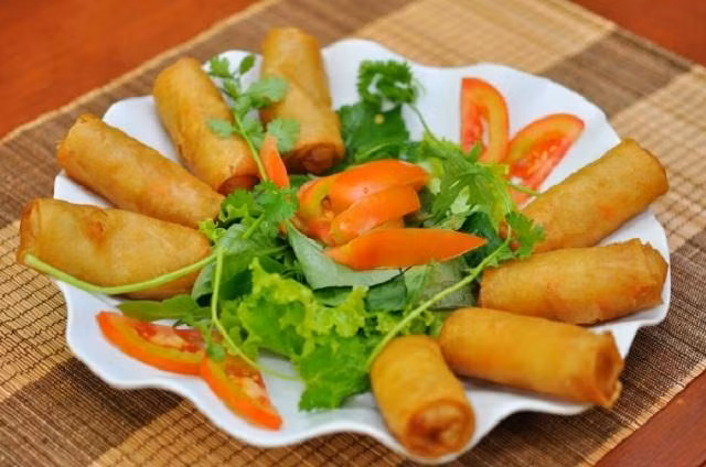 Bạn đã từng ăn nem thịt, nem tôm, nem hải sản nhưng đã bao giờ ăn nem chay rán? Món ăn này sử dụng các nguyên liệu rau củ gồm nấm mèo, đậu xanh, hạt sen,…nên thơm bùi, có vị ngọt tự nhiên của của các loại rau củ. Ảnh: monngonsaigon.