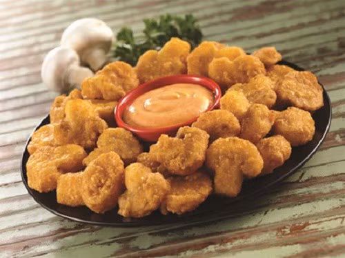 Món nấm rơm chiên giòn ăn kèm xà lách, dưa chuột và nước chấm chua ngọt vô cùng đưa cơm. Ảnh: hstatic.