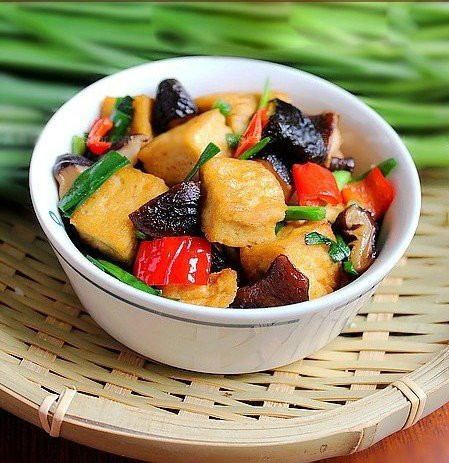 Món đậu hũ xào rau củ vừa dễ làm, vừa dễ ăn, lại cung cấp đầy đủ protein và chất xơ, rất thích hợp để bạn thưởng thức trong mùa lễ Phật Đản. Ảnh: staticaly.