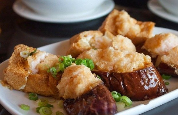 Cà tím nhồi đậu phụ và nấm nhồi là một món chay sẽ làm kích thích vị giác của bạn nhờ vị béo thơm cùng một chút giòn giòn, ngon đến khó cưỡng. Ảnh: blogspot.