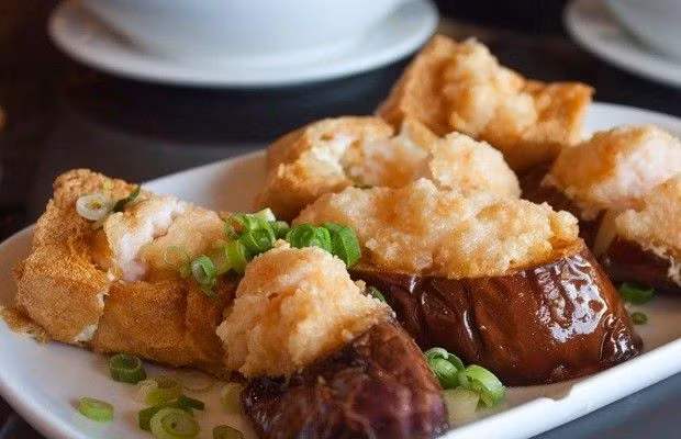 Cà tím nhồi đậu phụ và nấm nhồi là một món chay sẽ làm kích thích vị giác của bạn nhờ vị béo thơm cùng một chút giòn giòn, ngon đến khó cưỡng. Ảnh: blogspot.