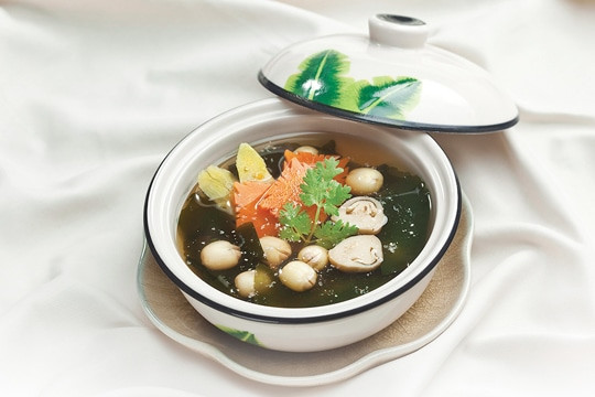 Canh rong biển hạt sen là món ăn chay rất giàu dinh dưỡng, rất thích hợp để ăn trong những ngày mát trời. Ảnh: monngonmoingay.