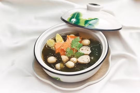 Canh rong biển hạt sen là món ăn chay rất giàu dinh dưỡng, rất thích hợp để ăn trong những ngày mát trời. Ảnh: monngonmoingay.