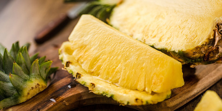 Trong dứa chín xuất hiện một loại glycosid có tính chất kích ứng niêm mạc nên khi ăn thường xuất hiện cảm giác rát miệng lưỡi và ngứa ở họng. Do đó, người có tiền sử bị viêm mũi họng dị ứng không nên ăn. Ảnh: curmin22.