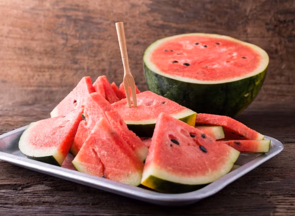 Khi bị bỏng rộp da do cháy nắng, bạn có thể sử dụng dưa hấu để đắp lên vùng da bị tổn thương mỗi ngày. Ảnh: hellobacsi.