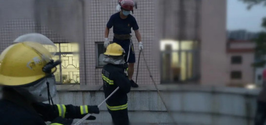 Tre mot minh khoa trai trong phong, pha cua moi phat hien su that