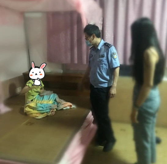 Tre mot minh khoa trai trong phong, pha cua moi phat hien su that-Hinh-3