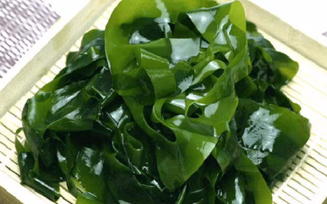 Tuy nhiên, rong biển cũng có thể chứa một lượng lớn kim loại nặng tùy thuộc vào nơi nó sinh trưởng, do đó không nên tiêu thụ quá nhiều. Ảnh: daotaobeptruong.