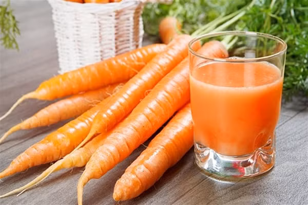 Cà rốt là loại củ quen thuộc trong các bữa cơm của mọi nhà. Cà rốt có chứa beta-carotene mà cơ thể bạn chuyển thành vitamin A. Ảnh: caythuocdangian.