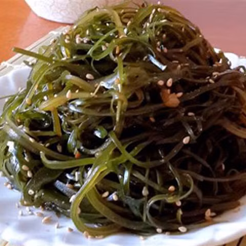 Rong biển được xem như một siêu thực phẩm có thể giúp bạn giảm cân nhờ hàm lượng iốt và chất xơ dồi dào. Ảnh: cooky.