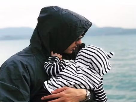 Chong cu nua dem day xem mat con, tuong nghi vo ngoai tinh, nhung su that khong ngo-Hinh-2