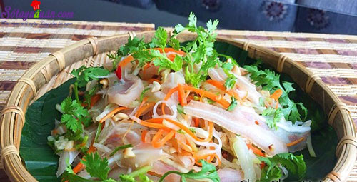 Tiếp theo, bạn đun nước sôi, cho thêm 1 chút giấm để luộc tai heo. Khi tai heo chín, bạn vớt ngay ra bát nước đá để tai heo giòn. Ảnh: sotaynauan.