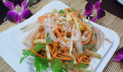 Trong khi chờ tai heo ngấm gia vị, bạn pha nước trộn nộm theo tỷ lệ: 2 thìa đường, 3 thìa nước mắm, 1 quả chanh trộn cùng với tỏi, ớt, khuấy đều. Ảnh: meovatdoisong.