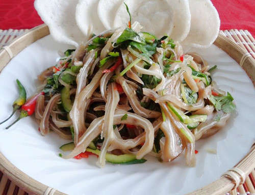 Khi luộc tai heo, lưu ý không nên luộc kỹ quá để tai giòn và tránh bị nhớt. Ảnh: emvaobep