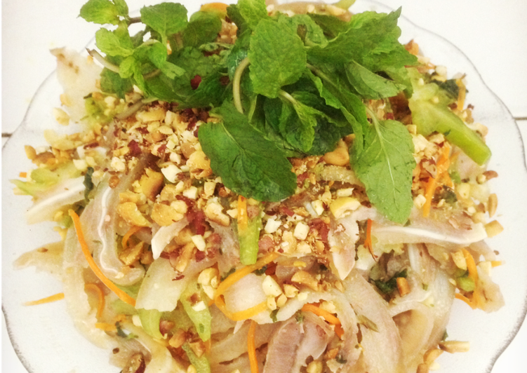 Với cà rốt, dưa chuột bạn thái sợi vừa ăn. Ảnh: cpcdn.