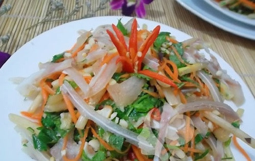 Cuối cùng, bạn đổ hỗn hợp trên ra đĩa, thêm lạc giã nhỏ và rau thơm lên bên trên và thưởng thức món nộm giải ngấy này. Ảnh: vaobepnauan.