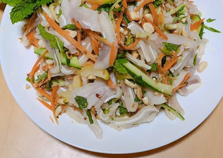 Trước hết, để làm món nộm tai heo này, bạn cần làm sạch tai heo bằng cách chần sơ qua nước sôi. Các loại rau thơm cần rửa sạch và thái nhỏ. Tỏi, ớt giã nhỏ. Lạc cũng giã nhỏ. Ảnh: cpcdn.