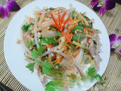 Bước tiếp theo, bạn cho tất cả các nguyên liệu gồm tai heo, cà rốt, dưa chuột và nước trộn nộm vào một chiếc bát lớn và trộn đều để tai heo được ngấm thêm nước trộn nộm. Ảnh: googleusercontent.