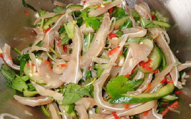 Để làm món nộm tai heo hoa chuối, bạn cần chuẩn bị 300gr tai heo, 100gr giá đỗ, 2 quả dưa chuột, 1 củ cà rốt, rau thơm gồm húng quế, bạc hà, rau mùi, gia vị gồm nước mắm, đường, giấm, tỏi, ớt, chanh và lạc rang. Ảnh: daotaobeptruong.