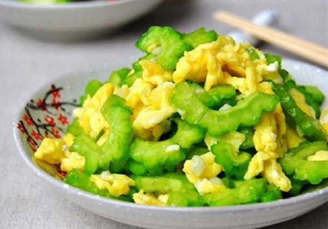 Với mướp đắng, nhiều chị em cứ thế thái rồi xào mà không luộc qua nước nóng, khiến cản trở sự hấp thu canxi trong thực phẩm do mướp đắng có chứa axit oxalic. Ảnh: blogspot.