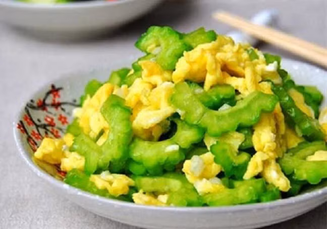 Với mướp đắng, nhiều chị em cứ thế thái rồi xào mà không luộc qua nước nóng, khiến cản trở sự hấp thu canxi trong thực phẩm do mướp đắng có chứa axit oxalic. Ảnh: blogspot.