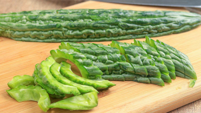 Do đó, trước khi xào mướp đắng, bạn nên luộc qua trong nước nóng để có được loại bỏ axit oxalic. Ảnh: daynauanngon.