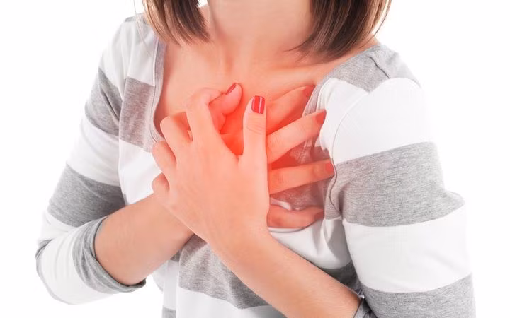 Đau bụng cũng là một dấu hiệu khác của nhồi máu cơ tim. Ảnh: onecmscdn.