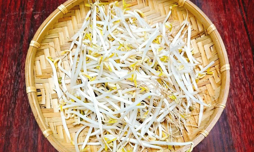 Giá đỗ chứa rất nhiều vitamin C. Nếu bạn xào lẫn hoặc ăn gan lợn với giá đỗ cùng một lúc hoặc trong thời gian gần nhau sẽ làm vitamin C bị oxy hoá và món ăn sẽ không còn chất dinh dưỡng. Ảnh: dinhphapvuong.