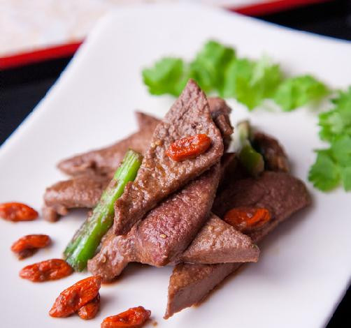 Gan lợn thường được các bà nội trợ chế biến kết hợp với nhiều loại rau củ để làm tăng hương vị và giá trị dinh dưỡng cho món ăn. Ảnh: googleusercontent.