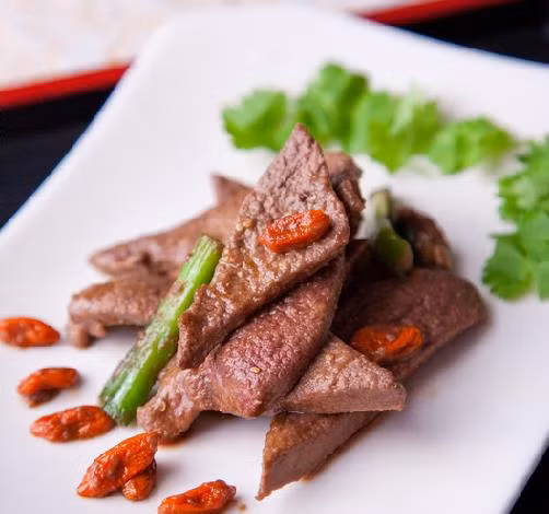 Gan lợn thường được các bà nội trợ chế biến kết hợp với nhiều loại rau củ để làm tăng hương vị và giá trị dinh dưỡng cho món ăn. Ảnh: googleusercontent.