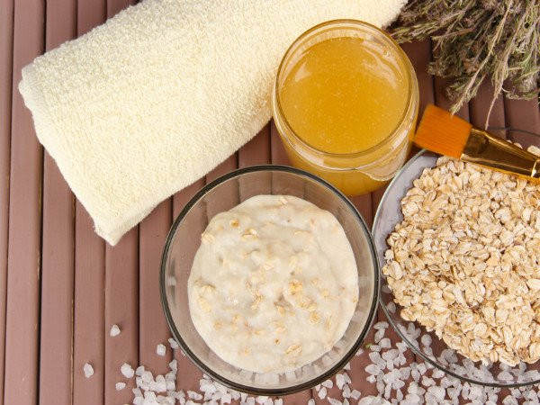  1. Tinh dầu tràm trà + yến mạch cho da khô: Trộn đều 2-3 giọt tinh dầu tràm trà với 1 thìa cà phê bột yến mạch và 1 thìa canh nước hoa hồng. Thoa hỗn hợp đều lên vùng da bị lỗ chân lông to trên mặt rồi chà nhẹ nhàng theo chuyển động tròn 5-10 phút. Rửa sạch hỗn hợp bằng nước âm ấm và lặp lại phương pháp này 2 lần/tháng để làm se khít lỗ chân lông cho làn da khô.