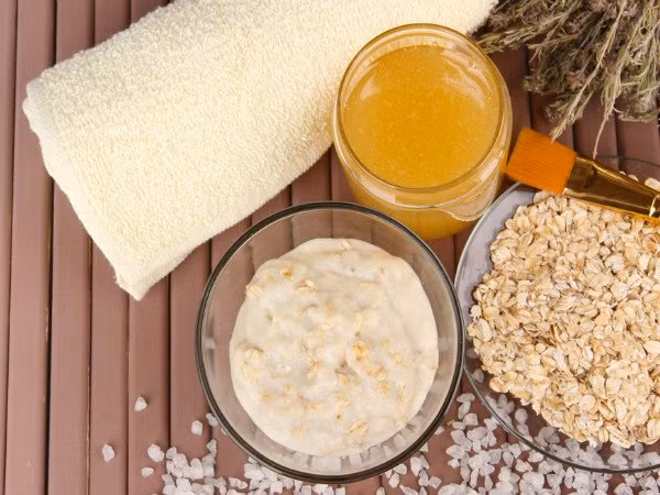  1. Tinh dầu tràm trà + yến mạch cho da khô: Trộn đều 2-3 giọt tinh dầu tràm trà với 1 thìa cà phê bột yến mạch và 1 thìa canh nước hoa hồng. Thoa hỗn hợp đều lên vùng da bị lỗ chân lông to trên mặt rồi chà nhẹ nhàng theo chuyển động tròn 5-10 phút. Rửa sạch hỗn hợp bằng nước âm ấm và lặp lại phương pháp này 2 lần/tháng để làm se khít lỗ chân lông cho làn da khô.