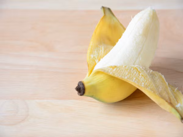  3. Tinh dầu tràm trà + chuối cho da hỗn hợp: Nghiền mịn 1 quả chuối chín rồi trộn với 2-3 giọt tinh dầu tràm trà. Thoa hỗn hợp lên da mặt và để yên trong 10 phút. Dùng nước âm ấm để rửa sạch mặt nạ. Sử dụng mặt nạ tự nhiên này 2 tuần/lần để khắc phục làn da bị lỗ chân lông to.