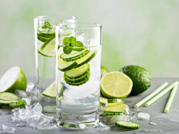  6. Tinh dầu tràm trà + dưa leo cho da hỗn hợp: Lấy một thìa canh dưa leo xay nhuyễn vào trong chén rồi trộn với 3 giọt tinh dầu tràm trà. Thoa hỗn hợp lên da và chà theo chuyển động tròn trong 2-3 phút. Rửa mặt sạch bằng nước âm ấm. Hỗn hợp này giúp khắc phục lỗ chân lông to trên da hỗn hợp một cách hiệu quả.