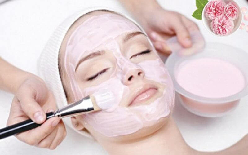 Mặt nạ hoa hồng cũng giúp thanh lọc làn da khỏi những cặn bã, độc tố ở sâu dưới lỗ chân lông gây ra mụn, viêm da và phá vỡ cấu trúc dưới da khiến da chảy xệ. Ảnh: blogdepkhoe.
