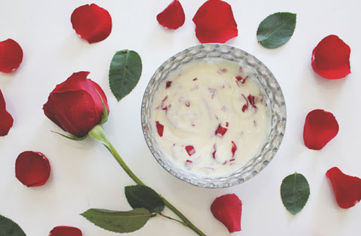 Trước khi thoa hỗn hợp này, bạn nên rửa mặt thật sạch để loại bỏ bụi bẩn, giúp các lỗ chân lông mở ra, dưỡng chất từ các nguyên liệu có trong mặt nạ hoa hồng sẽ thẩm thấu sâu và nhanh hơn. Ảnh: googleusercontent.