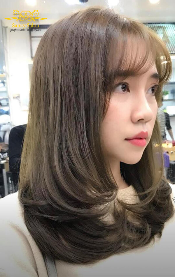 Tóc cúp đuôi cũng là một lựa chọn phù hợp cho những cô nàng mặt tròn. Ảnh: sancysalon.