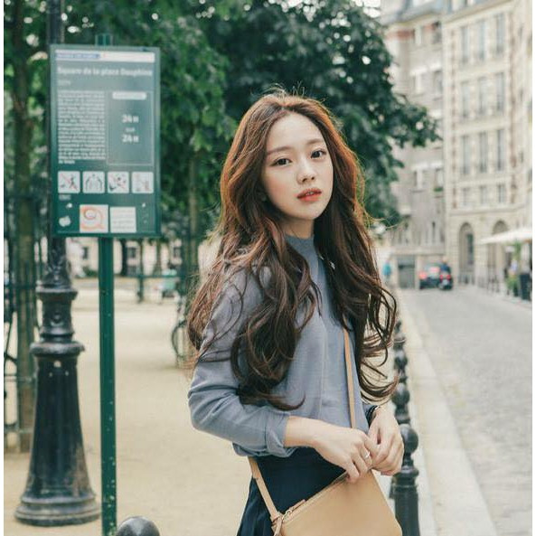 Không những vậy, những lọn tóc dài xoăn sẽ tăng thêm phần nữ tính hơn và dịu dàng hơn. Ảnh: shopee.