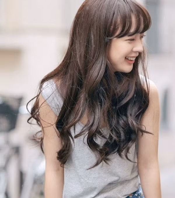 Ngoài ra, bạn có thể thử kiểu tóc dài xoăn nhẹ cũng sẽ giúp khuôn mặt các bạn nhỏ hơn và thon gọn hơn. Ảnh: thuthuatphanmem.