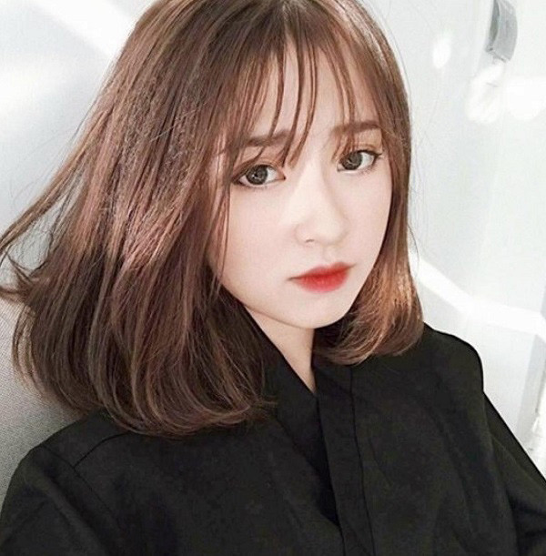 Kiểu tóc ngang vai giúp ôm trọn khuôn mặt tròn, đồng thời che được những phần mũm mĩm tạo cho khuôn mặt thon gọn hơn. Ảnh: kynguyenlamdep.