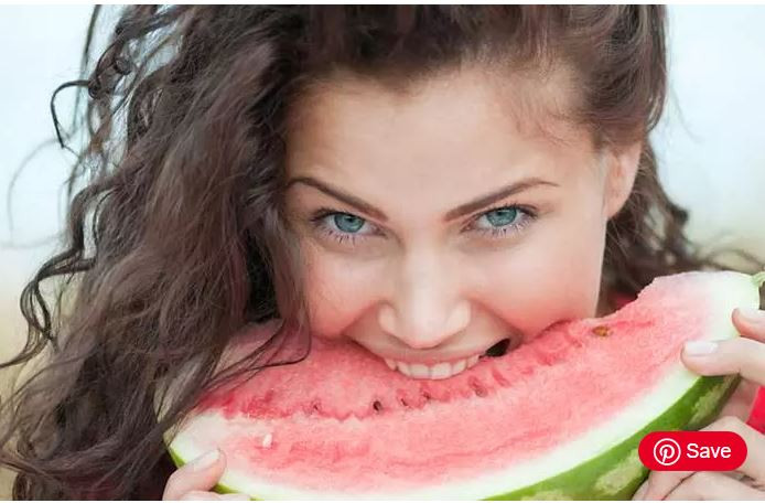 Dưa hấu cung cấp nước, chống các gốc oxy tự do và ngăn ngừa tổn thương da, giúp làm trắng da.