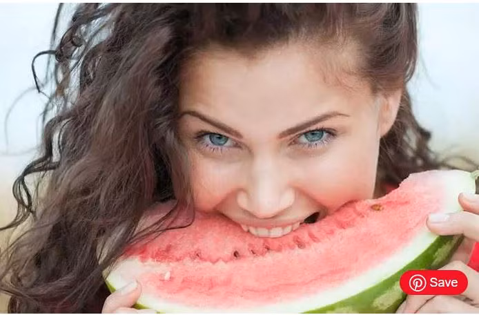 Dưa hấu cung cấp nước, chống các gốc oxy tự do và ngăn ngừa tổn thương da, giúp làm trắng da.