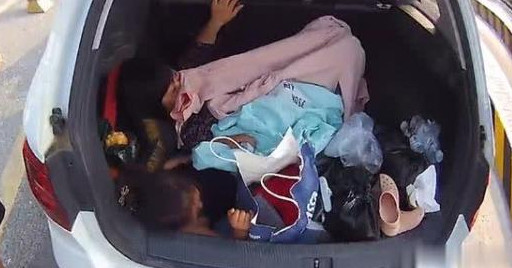 Nhot me va con gai sau cop xe, su that gay phan no