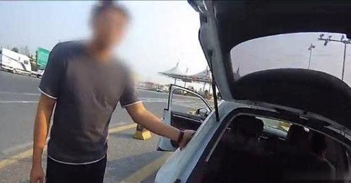 Nhot me va con gai sau cop xe, su that gay phan no-Hinh-2