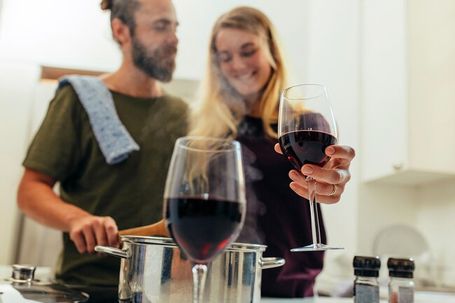 Nếu một người phụ nữ uống bia, rượu liên tục mỗi ngày, thì nguy cơ mắc ung thư vú của bạn cao hơn 20% so với một người không uống rượu. Do đó, bạn nên hạn chế rượu bia.