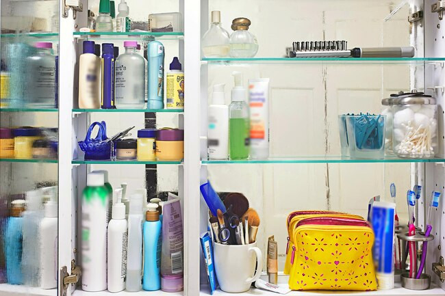 Nhiều loại mỹ phẩm, kem dưỡng da hay các sản phẩm dành cho tóc có chứa paraben, có thể hoạt động như một estrogen yếu trong cơ thể bạn. Một số nhà khoa học cho rằng những hóa chất này có thể kích hoạt sản sinh khối u vú. Ảnh: Webmd.