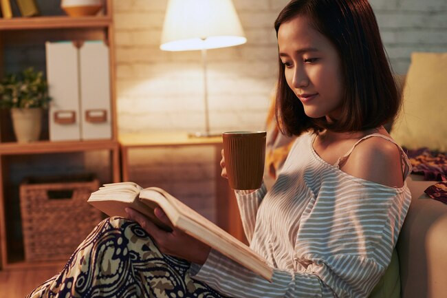 Bật đèn vào buổi tối khi ngủ khiến cơ thể khó tổng hợp melatonin, một chất chống lại việc hình thành khối u. Do đó, hãy tắt đèn khi ngủ để có sức khỏe tốt.