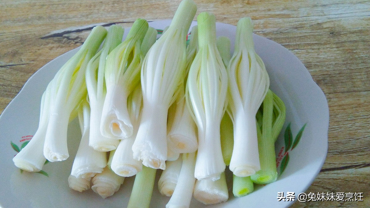 Dùng đầu dao nhọn hoặc kim rạch các đường nhỏ ở giữa.