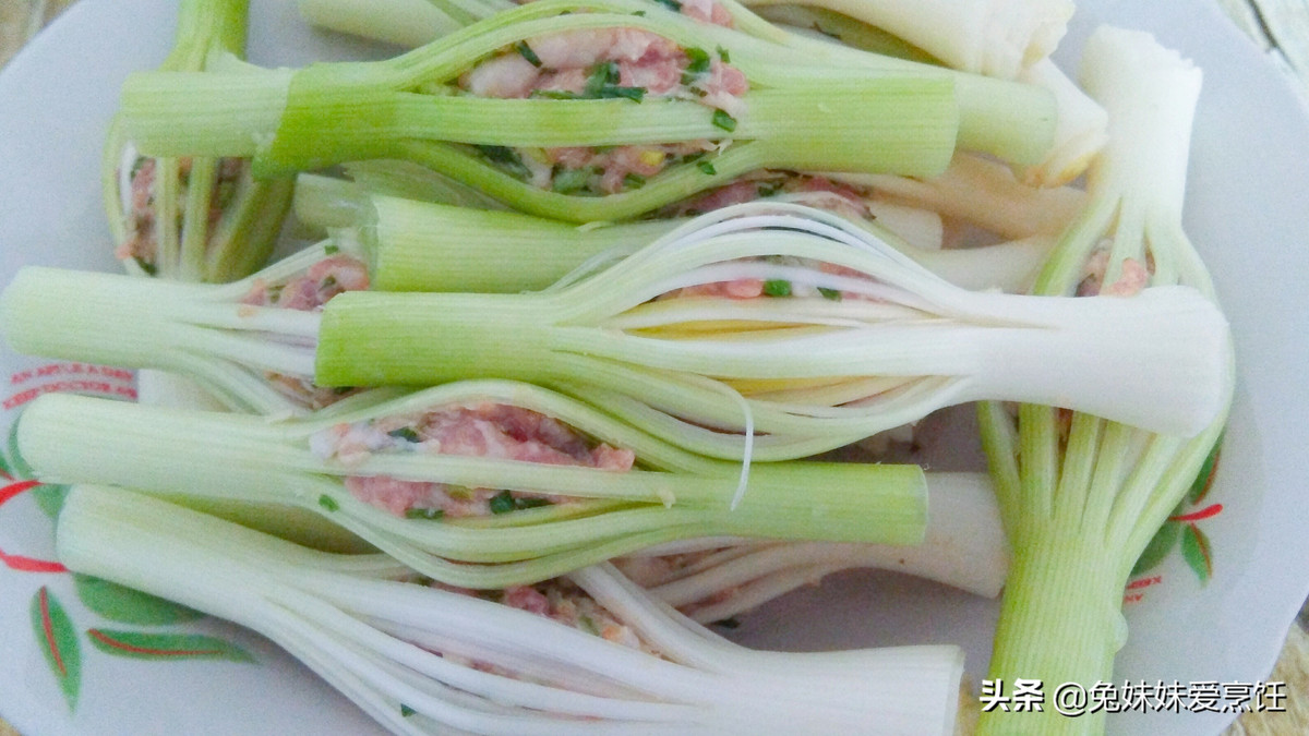 Sau đó ta dồn thịt vào giữa.