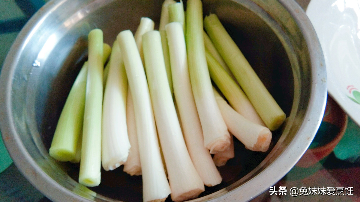 Tỏi tây rửa sạch, cắt phần gốc tỏi.